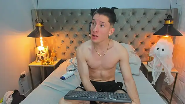 Snapshot of HunterHeat_ chatting on October 4, 2025, 8:07 pm HunterHeat online show from October 4, 2025, 8:07 pm