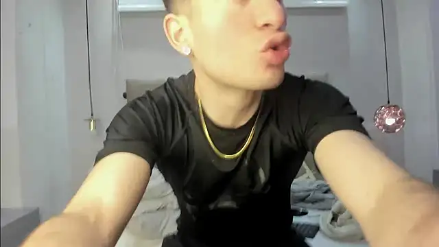 Snapshot of HunterHeat_ chatting on October 15, 2025, 12:05 pm HunterHeat online show from October 15, 2025, 12:05 pm