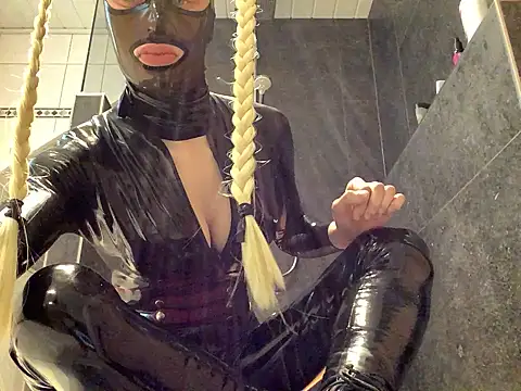 latexluisa online show from April 15, 2026, 2:46 pm