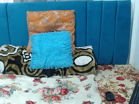 SweetSlenderChoc online show from January 6, 2026, 6:28 am