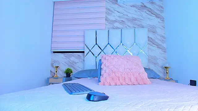 collet 1 online show from February 9, 2026, 11:58 am