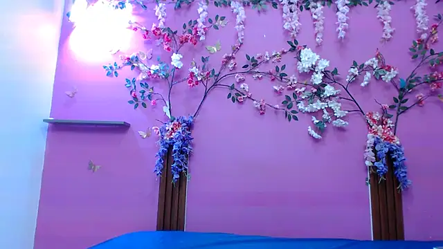 skinnysofia18 online show from March 17, 2026, 1:47 pm