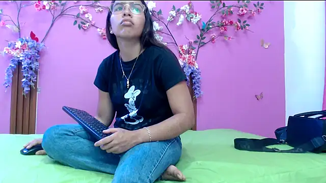 skinnysofia18 online show from April 23, 2026, 1:46 pm