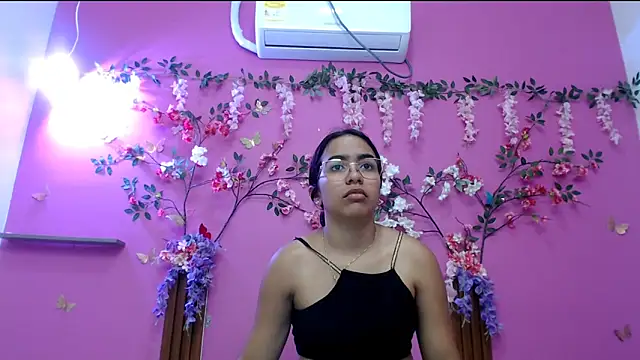 skinnysofia18 online show from April 24, 2026, 1:57 pm
