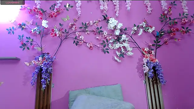 skinnysofia18 online show from June 15, 2026, 2:08 pm