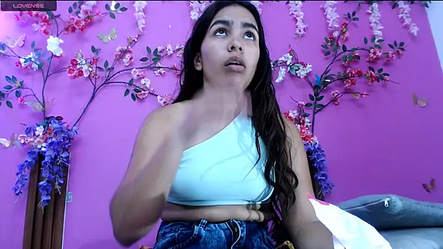 skinnysofia18 online show from June 18, 2026, 2:21 pm