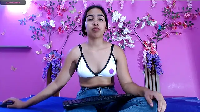 skinnysofia18 online show from June 22, 2026, 2:14 pm