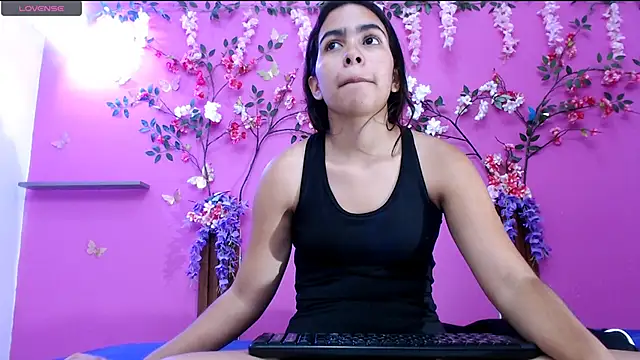skinnysofia18 online show from June 24, 2026, 1:43 pm