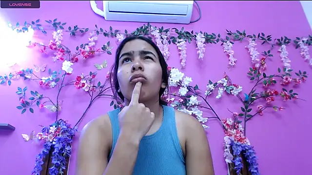 skinnysofia18 online show from July 1, 2026, 1:56 pm