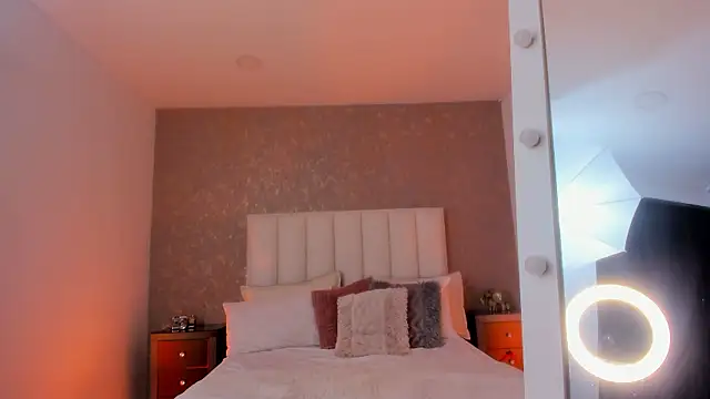 KaylieBrooks online show from November 21, 2025, 6:28 pm