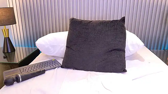 Snapshot of Meganreed_ chatting on April 21, 2026, 1:42 am Meganreed online show from April 21, 2026, 1:42 am