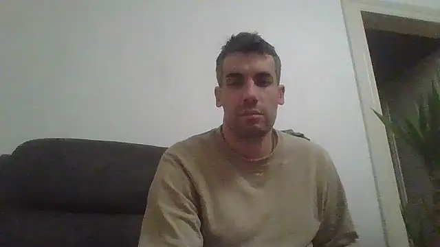 Snapshot of JulioIsHere4you chatting on December 18, 2025, 10:49 pm JulioIsHere4you online show from December 18, 2025, 10:49 pm
