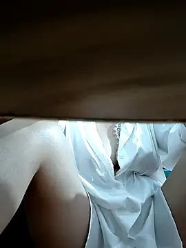 Snapshot of Yui-Linh chatting on September 18, 2025, 1:18 am Yui-Linh online show from September 18, 2025, 1:18 am