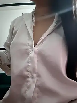 Snapshot of Yui-Linh chatting on October 29, 2025, 8:16 am Yui-Linh online show from October 29, 2025, 8:16 am