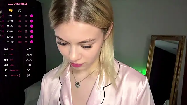 Snapshot of Lil_Elisa chatting on October 15, 2025, 9:42 am Lil Elisa online show from October 15, 2025, 9:42 am