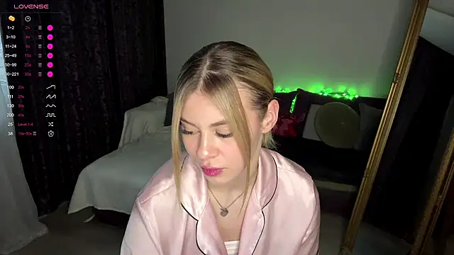 Snapshot of Lil_Elisa chatting on October 24, 2025, 12:12 pm Lil Elisa online show from October 24, 2025, 12:12 pm