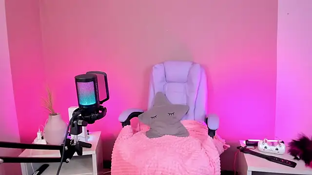 hollie joliie online show from January 12, 2026, 12:43 pm