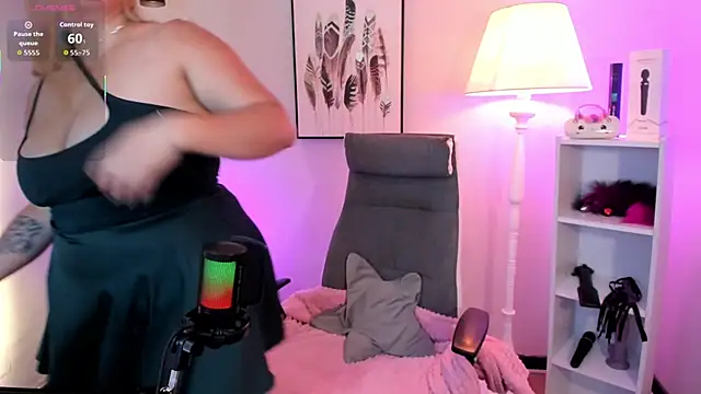 hollie joliie online show from March 28, 2026, 12:05 pm