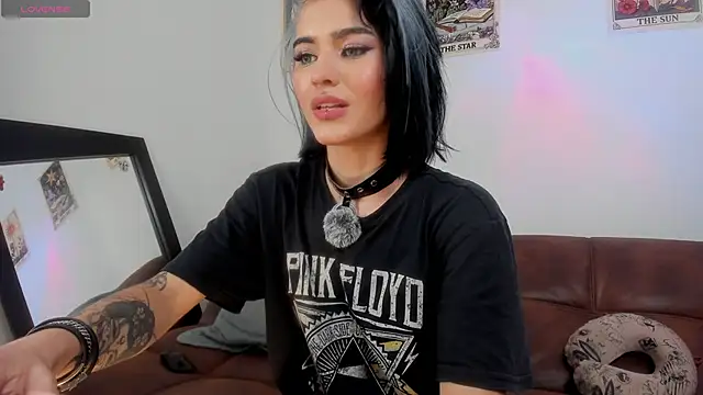 La Diabla 111  online show from April 30, 2026, 6:47 pm