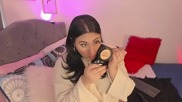 Elyross1  online show from November 19, 2025, 10:10 pm