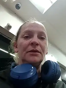 Snapshot of Goldenndoll chatting on November 27, 2025, 6:59 am Goldenndoll online show from November 27, 2025, 6:59 am