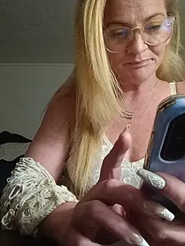 Snapshot of Goldenndoll chatting on May 31, 2026, 9:49 pm Goldenndoll online show from May 31, 2026, 9:49 pm