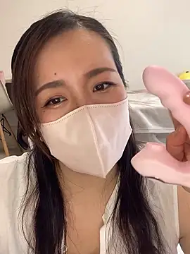 NATSUMI00 online show from September 28, 2025, 5:13 am