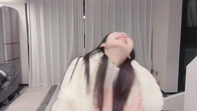 ZhaoZhao-ZM online show from November 4, 2025, 1:43 pm