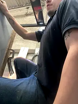 Snapshot of True_Di chatting on December 18, 2025, 4:24 pm True Di online show from December 18, 2025, 4:24 pm