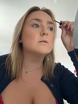 Elliemaee online show from September 18, 2025, 11:12 am