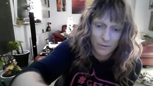 Snapshot of hellgirl1980 chatting on October 15, 2025, 1:28 am hellgirl1980 online show from October 15, 2025, 1:28 am