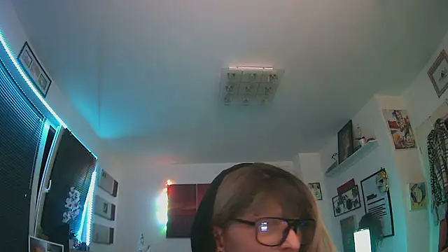 Snapshot of hellgirl1980 chatting on October 19, 2025, 7:58 pm hellgirl1980 online show from October 19, 2025, 7:58 pm