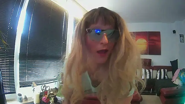 Snapshot of hellgirl1980 chatting on October 20, 2025, 10:38 am hellgirl1980 online show from October 20, 2025, 10:38 am