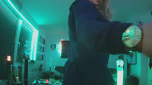 Snapshot of hellgirl1980 chatting on October 22, 2025, 8:08 pm hellgirl1980 online show from October 22, 2025, 8:08 pm