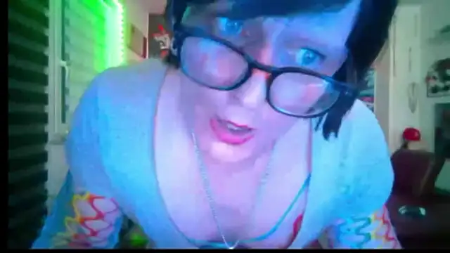 Snapshot of hellgirl1980 chatting on May 8, 2026, 7:52 pm hellgirl1980 online show from May 8, 2026, 7:52 pm