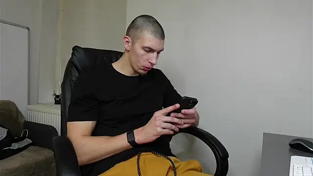 Snapshot of Ryan_Dozer chatting on November 6, 2025, 8:26 am Ryan Dozer online show from November 6, 2025, 8:26 am