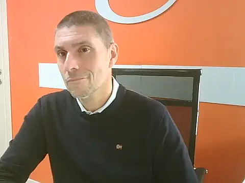 Snapshot of max79ve31 chatting on November 18, 2025, 2:32 pm max79ve31 online show from November 18, 2025, 2:32 pm