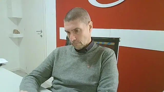 Snapshot of max79ve31 chatting on January 12, 2026, 12:21 pm max79ve31 online show from January 12, 2026, 12:21 pm