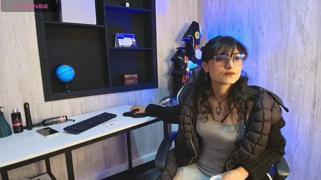 Snapshot of LilyRouset chatting on October 20, 2025, 3:01 pm LilyRouset online show from October 20, 2025, 3:01 pm