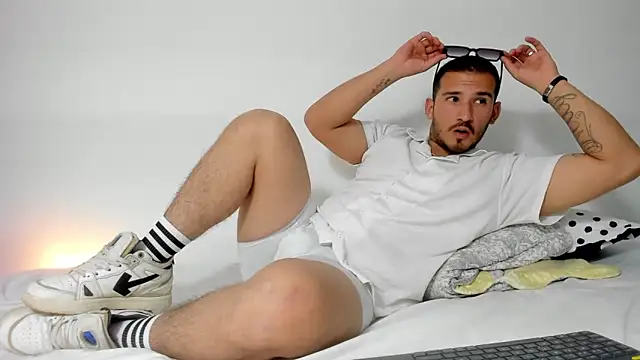 Snapshot of estivii chatting on November 2, 2025, 12:24 am estivii online show from November 2, 2025, 12:24 am