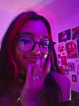 Snapshot of carolinerue chatting on April 17, 2026, 3:20 am carolinerue online show from April 17, 2026, 3:20 am