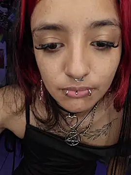 Snapshot of carolinerue chatting on April 21, 2026, 1:07 am carolinerue online show from April 21, 2026, 1:07 am