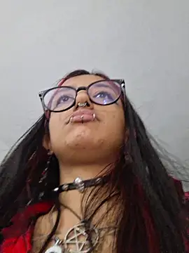 Snapshot of carolinerue chatting on April 25, 2026, 4:37 am carolinerue online show from April 25, 2026, 4:37 am