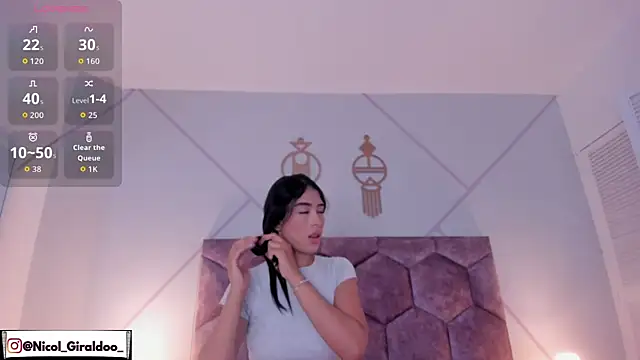 nicol giraldoo online show from April 7, 2026, 3:51 am