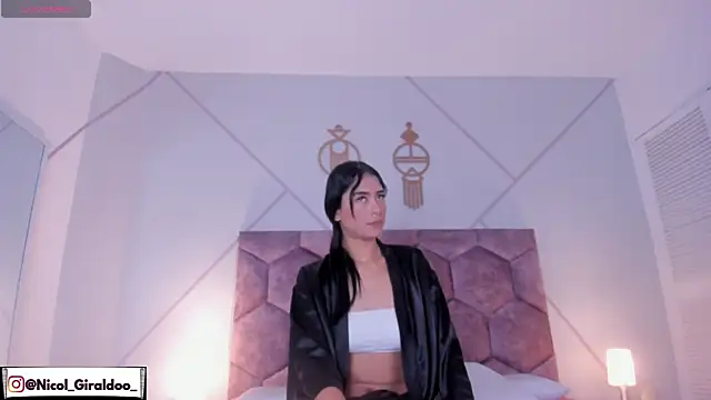 nicol giraldoo online show from April 9, 2026, 4:01 am