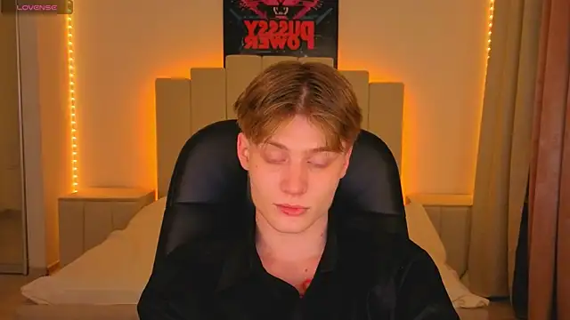 Snapshot of LouieEvans chatting on November 18, 2025, 8:57 pm LouieEvans online show from November 18, 2025, 8:57 pm