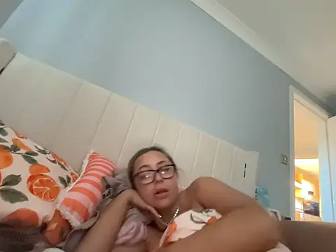 petitelucyXoxx online show from April 28, 2026, 6:35 pm