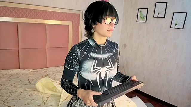 RobinBennett online show from November 17, 2025, 12:22 pm