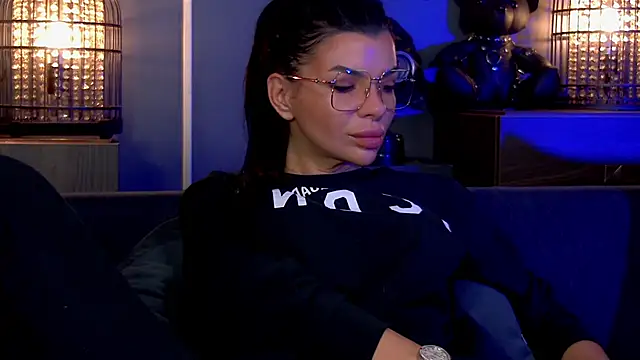 EleniaDevons online show from October 16, 2025, 11:44 am