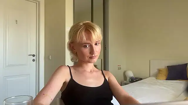 Snapshot of Evylenn chatting on July 9, 2026, 4:22 pm Evylenn online show from July 9, 2026, 4:22 pm